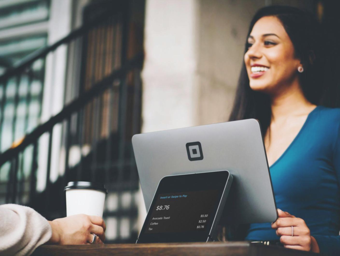 Espace de travail collaboratif où les échanges financiers prennent forme concrète